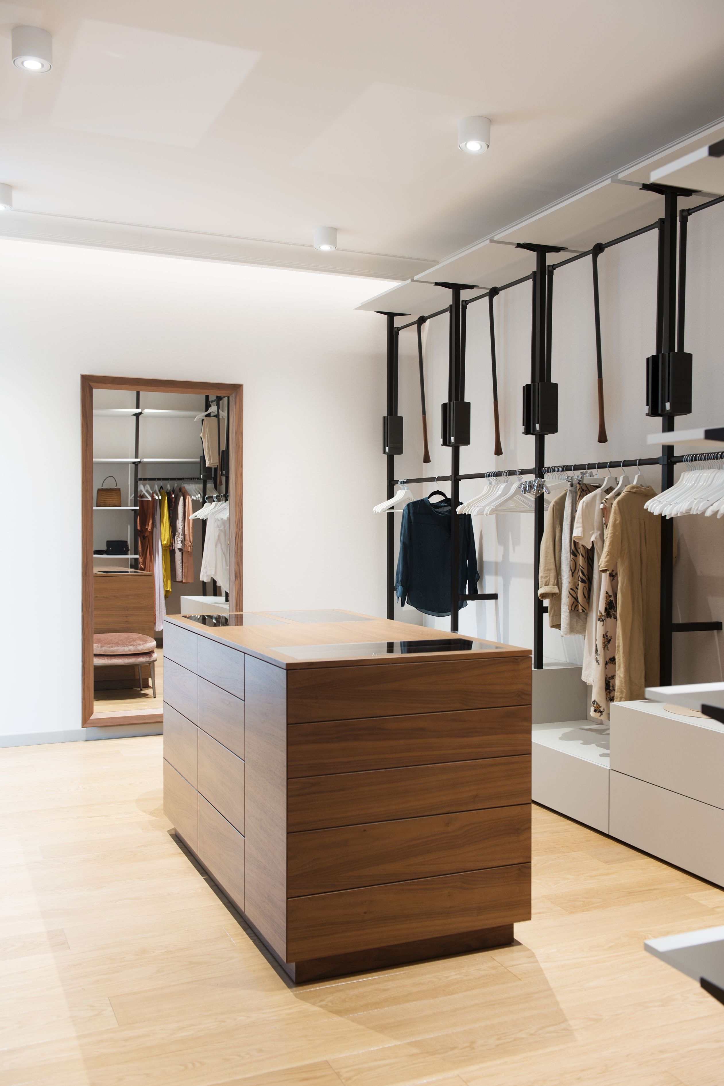 Wyspę, półki i wieszaki, zaplanowałyśmy pod dokładnie określone elementy garderoby inwestorów.